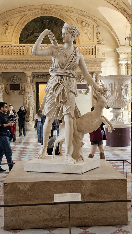 《凡爾賽的黛安娜》(法語:Diane de Versailles)