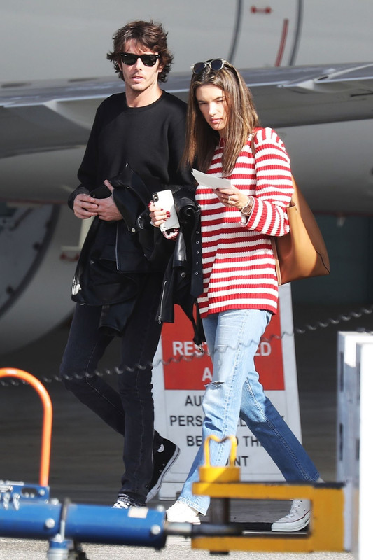 alessandra-ambrosio-at-airport-in-burbank-11-21-2018-2