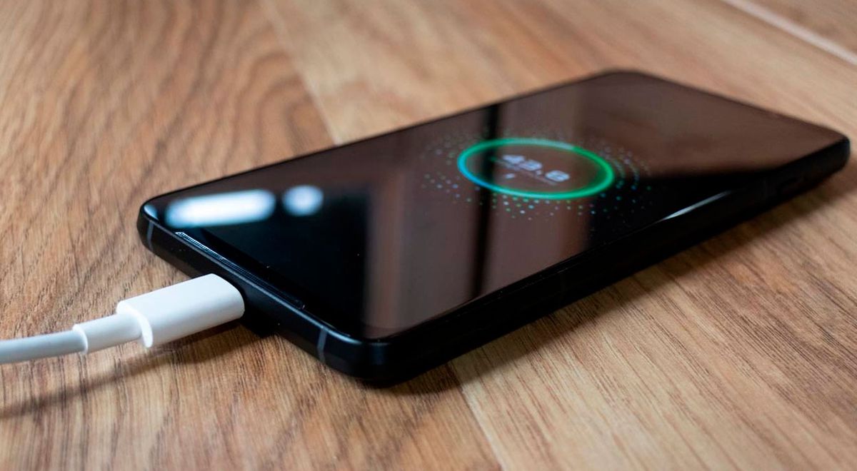 Razones por las que es peligroso cargar un teléfono celular sobre una cama