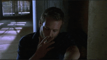 Gabriel Macht röker en cigarett (eller weed)
