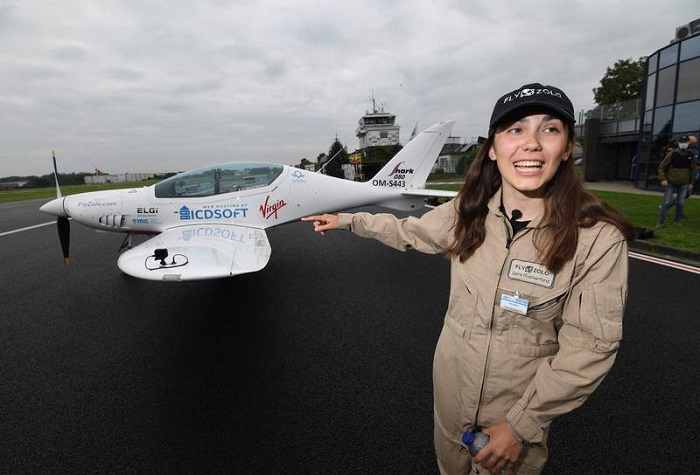 Zara Rutherfod bersama dengan pesawat Shark Aero yang diterbangkannya keliling dunia.