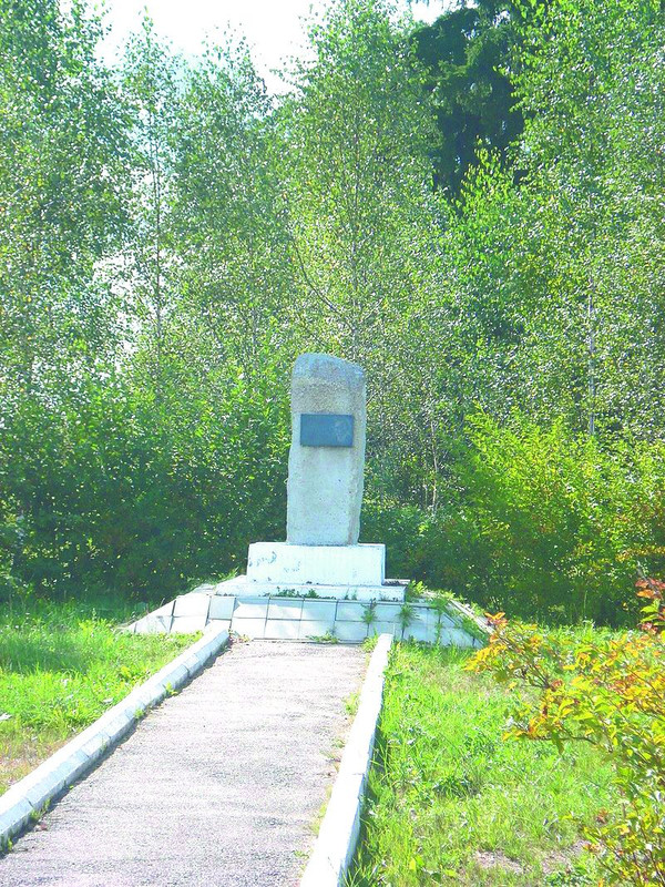 800px-Verhovinino-village-a-monument-to-the-writer-Vasilyev