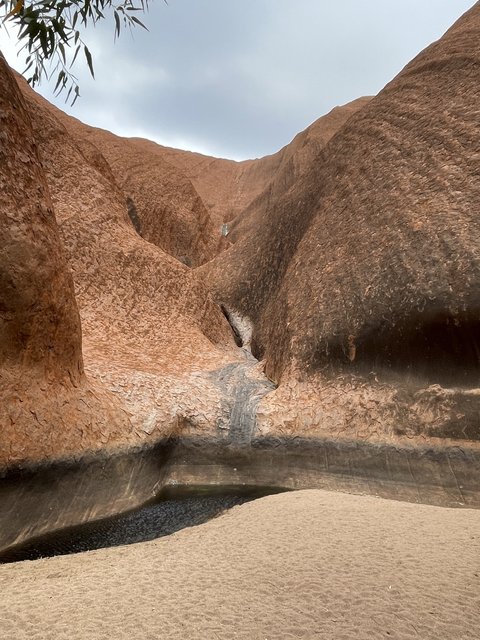 Recorriendo la base del Uluru - El abrazo a Pearl (7)