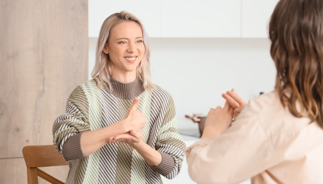 personnes qui se parlent en langues des signes