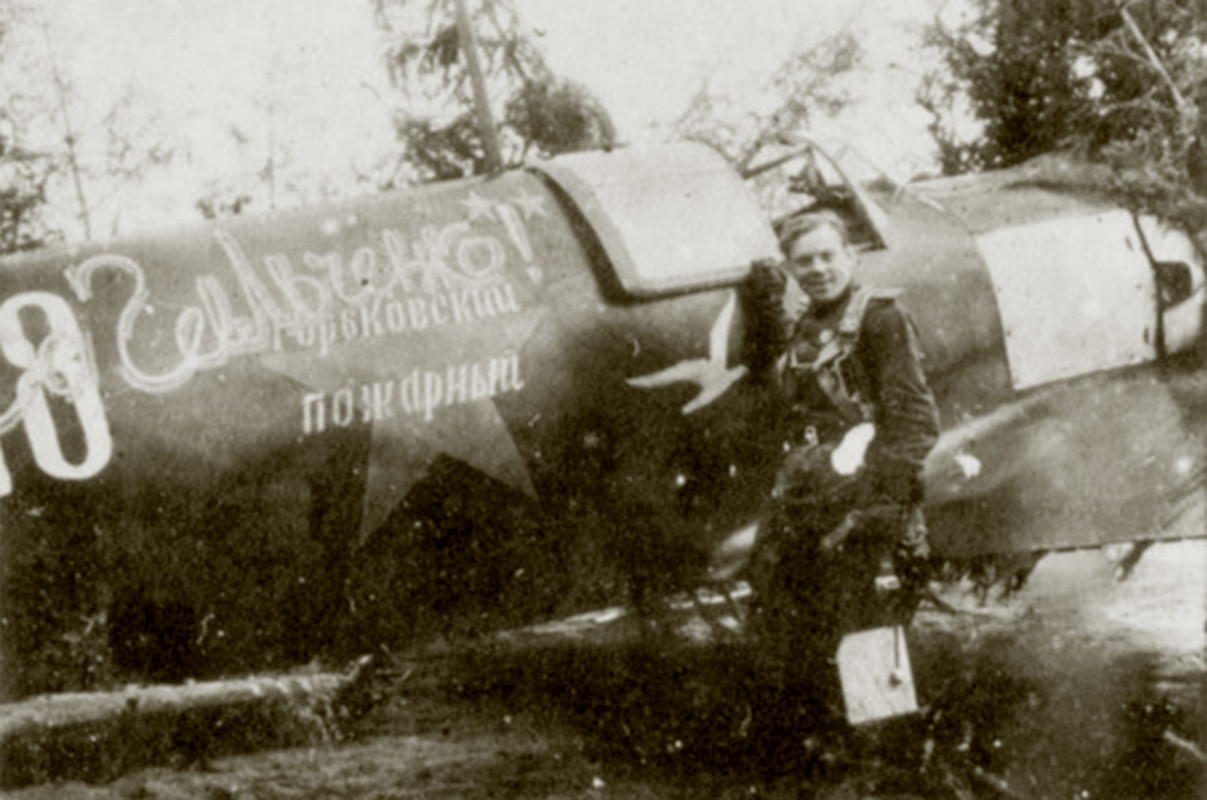 Lavochkin-La-5-21IAP-White-18-pilot-Nikolai-D-Devyatkin-slogan-Gorkovskiy-pozharnyy-Kalinin-Front-19