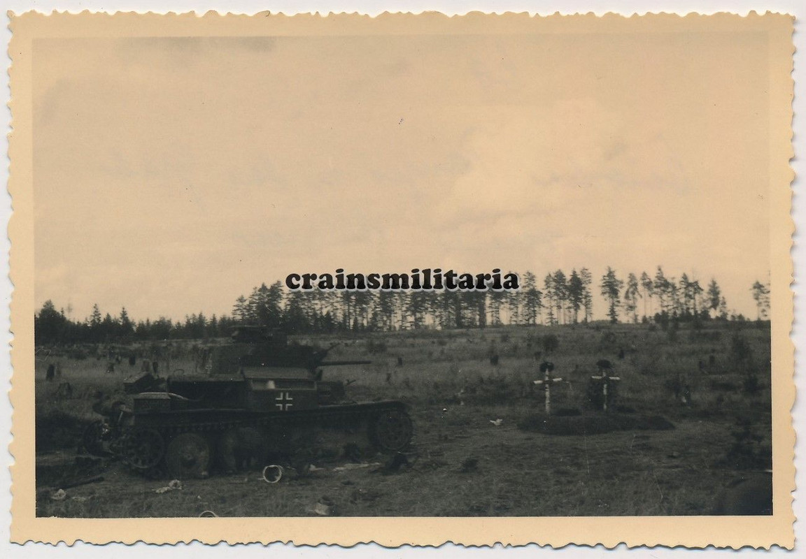 Orig. Foto Panzer 38 (t) Beute Tank mit Grab Besatzung in Russland Belarus 1941