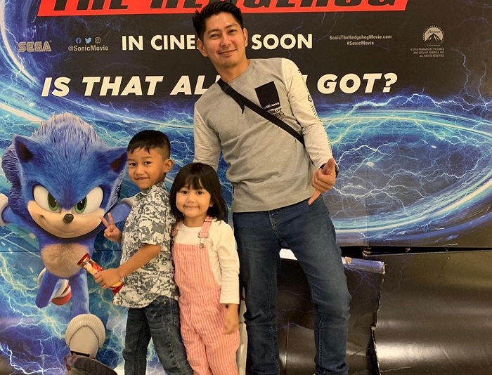 Fandi bersama kedua anaknya.