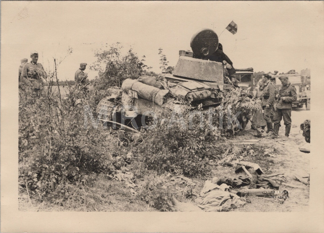 Foto, Panzer in Schwierigkeiten durch frz. Pak Geschütz Frankreich 1940