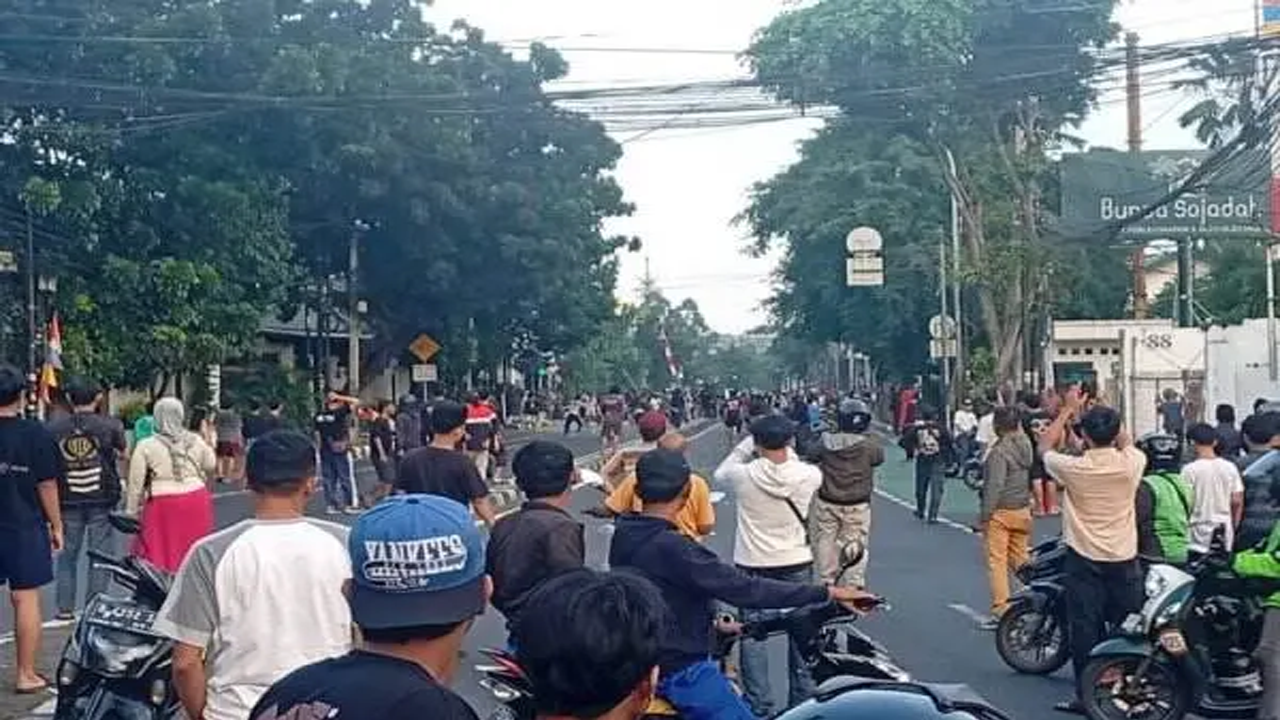 Jalan Saharjo Jaksel Macet Total Akibat Tawuran Antarwarga yang Pecah