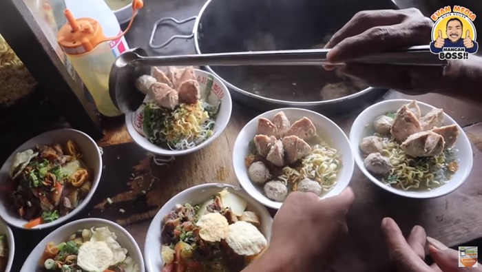 Sajian soto bakso di warung Bakso Mas Man Depok.