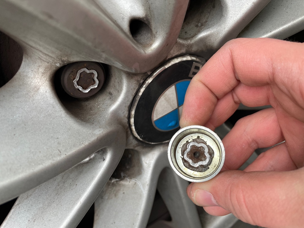 Rim lug nut sale key