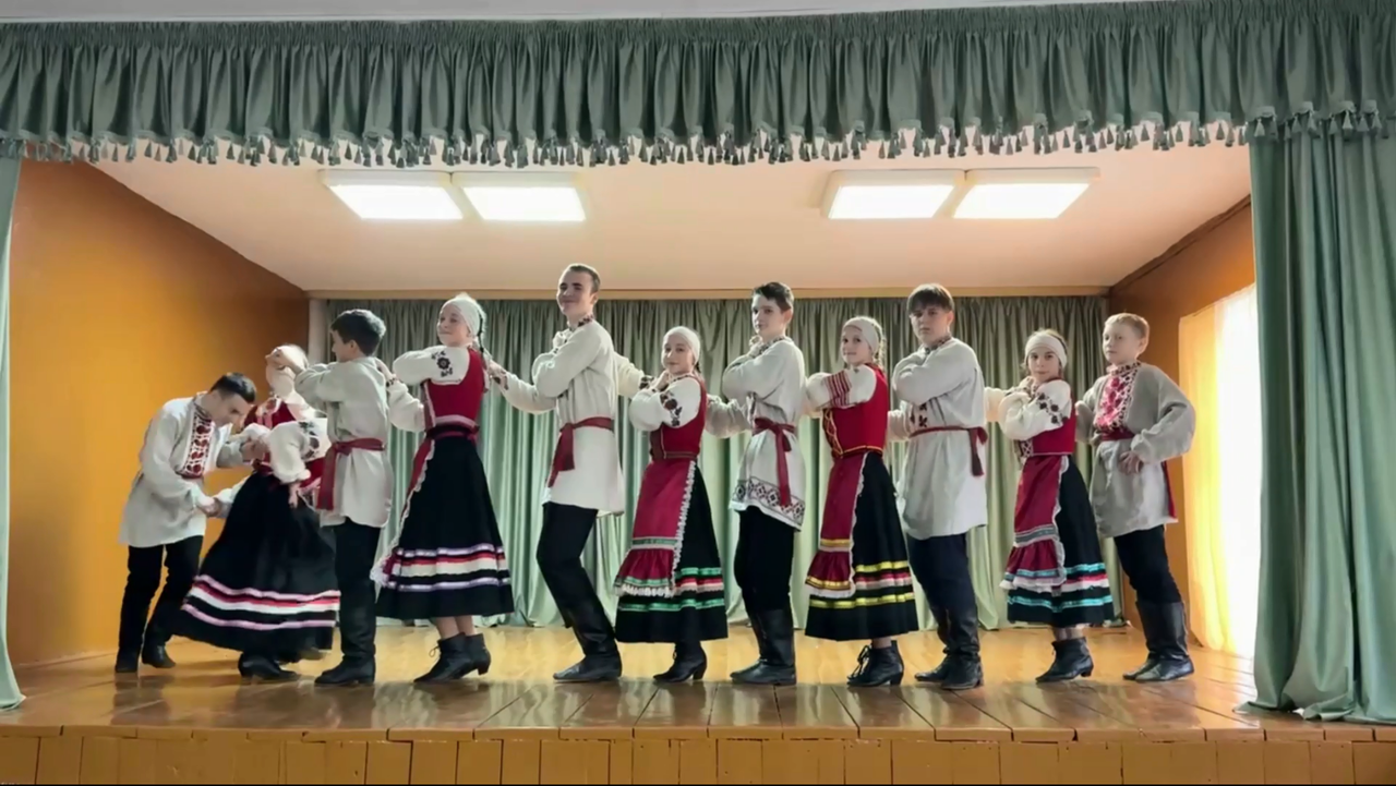 «Полесские плясуны» 2 столин