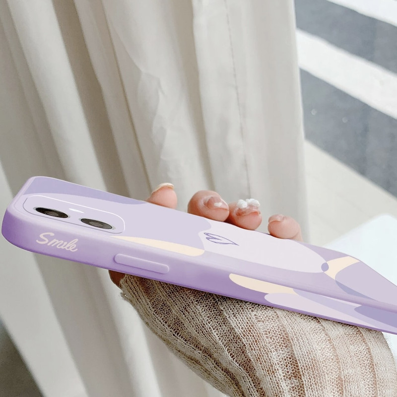 Foto de Funda violeta con diseño corazón. Incluye correa de mano.