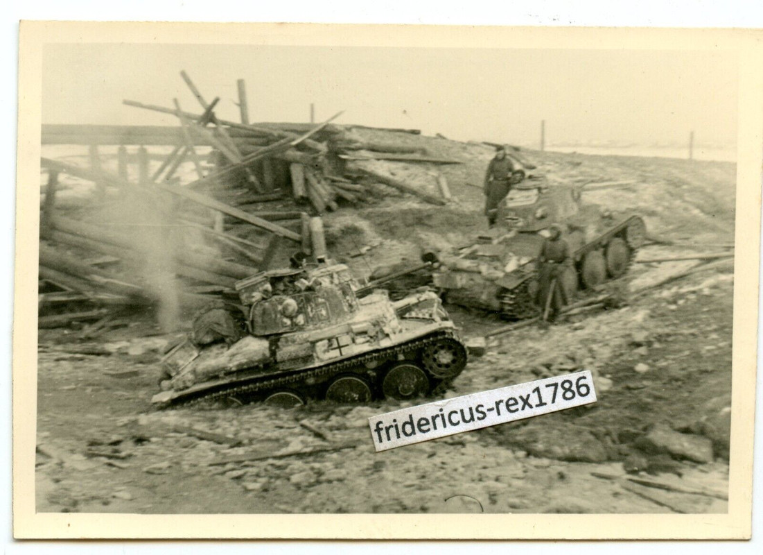 J7 Foto Ostfront Oblast Moskau Lama Übergang HKL Panzer Abt. PragaTNH PzKpfw 38t(4)