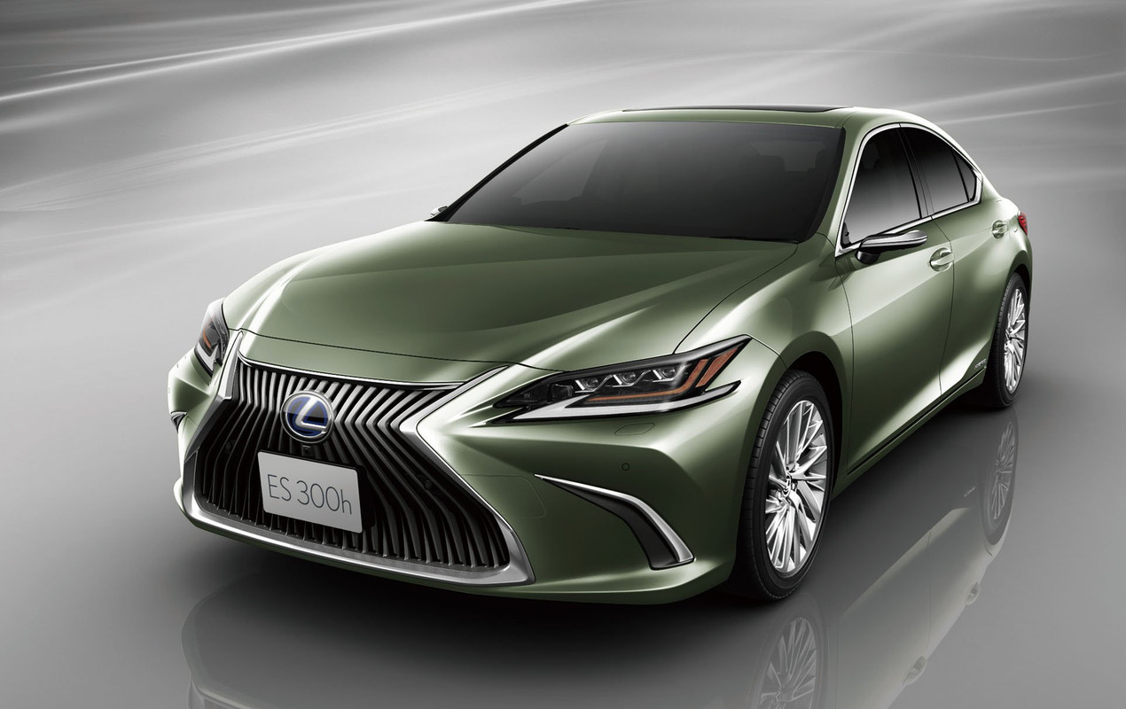 Lexus ES with Digital Side-View Monitor (7)