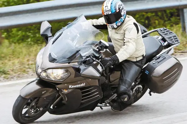 01kawasaki-gtr1400.webp