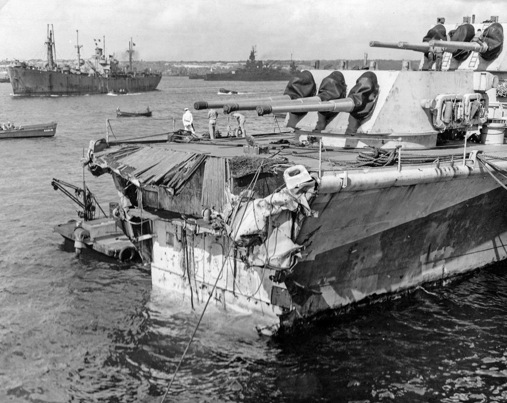 USS-Pittsburgh-CA-72-en-Guam-tras-perder-su-proa-en-el-tif-n-Viper-jun-1945.jpg