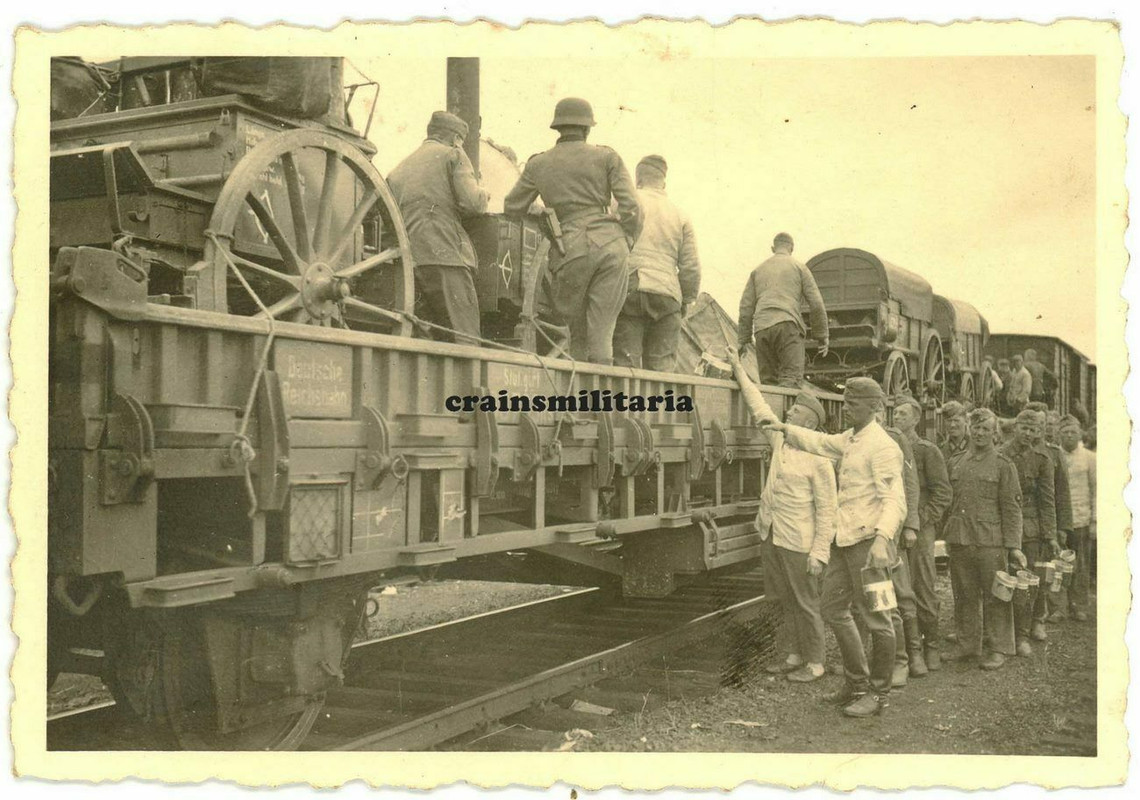 Orig. Foto Feldküche Gulashkanone & Wagen m. Wappen auf Zug am Bahnhof Soldaten