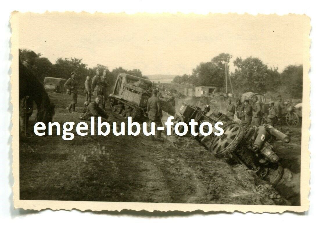 FOTO - Einsatz 68.I.D. - Raupenschlepper  Artillerie jeweils mit Wappen BÄR