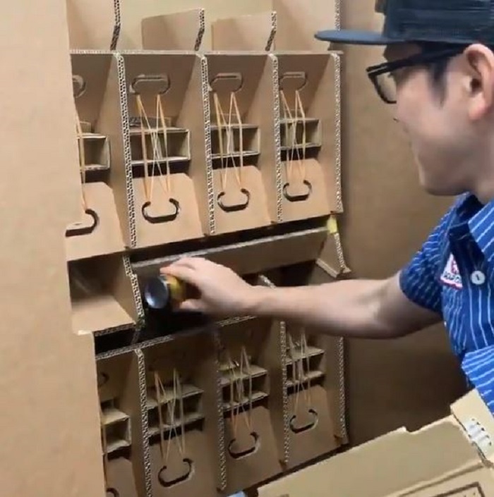 Vending machine di Jepang dari kardus