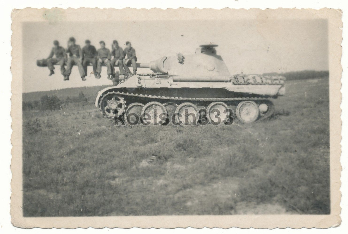 Foto Panzermänner auf der Kampfwagen Kanone vom Panther Panzer V