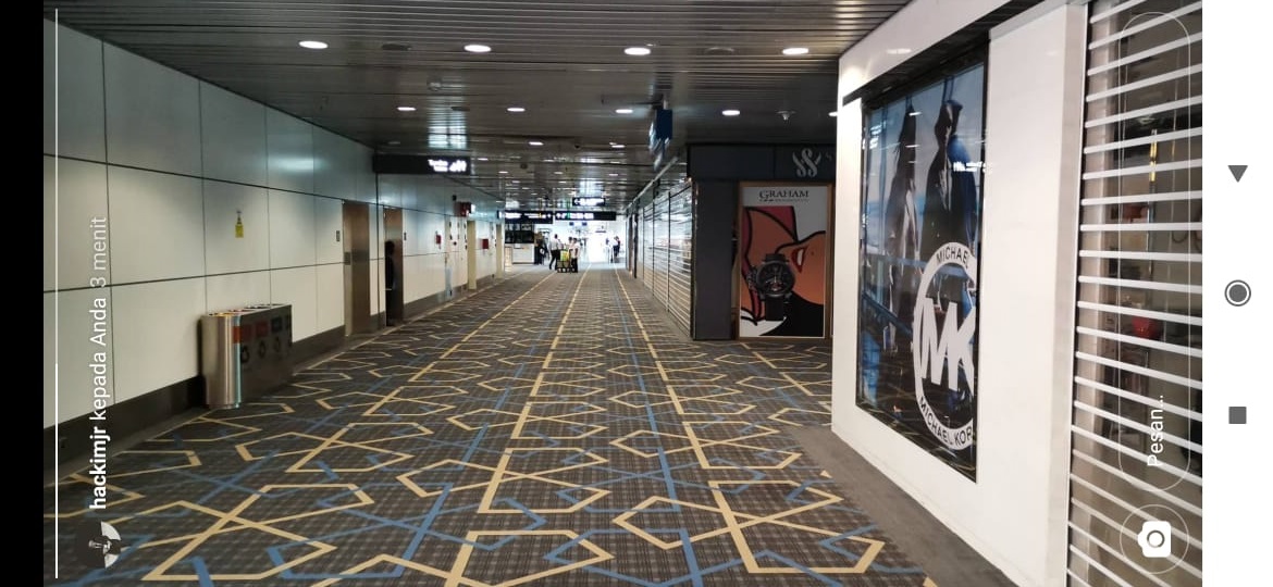 Kondisi Bandara Internasional Kuala Lumpur yang terlihat lenggang.