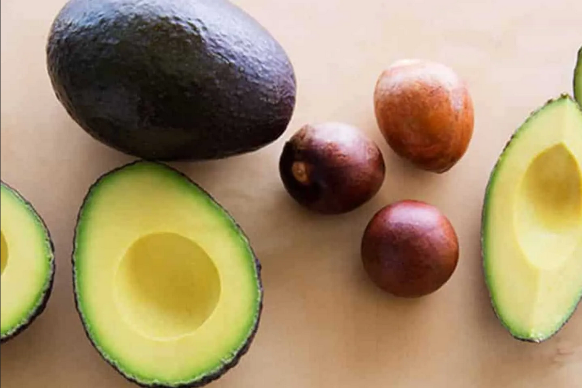 ¿Qué puedo hacer con el hueso del aguacate? No lo tires, así puedes usarlo