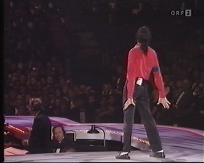 MJ-s-backside-michael-jackson-9211792-400-320.jpg