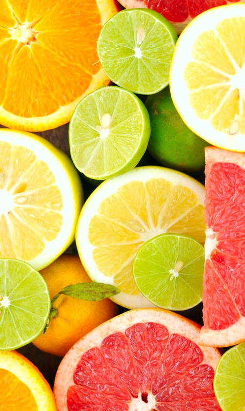 QUE VOCÊ C
      A vitamina C, também conhecida como ácido ascórbico, é um nutriente essencial encontrado em 
      diversos alimentos, mas fortemente associado à laranja e outras frutas cítricas. 
      A fama desta vitamina não é acidental, mas devido aos seus inúmeros benefícios,
       como a melhora do funcionamento do sistema imunológico e nervoso. Com seus benefícios 
       antioxidantes poderosos, ela desempenha um papel fundamental na proteção das 
       células contra os danos causados pelos radicais livres, que são moléculas
        instáveis que podem levar ao envelhecimento precoce e a uma série de doenças.
      