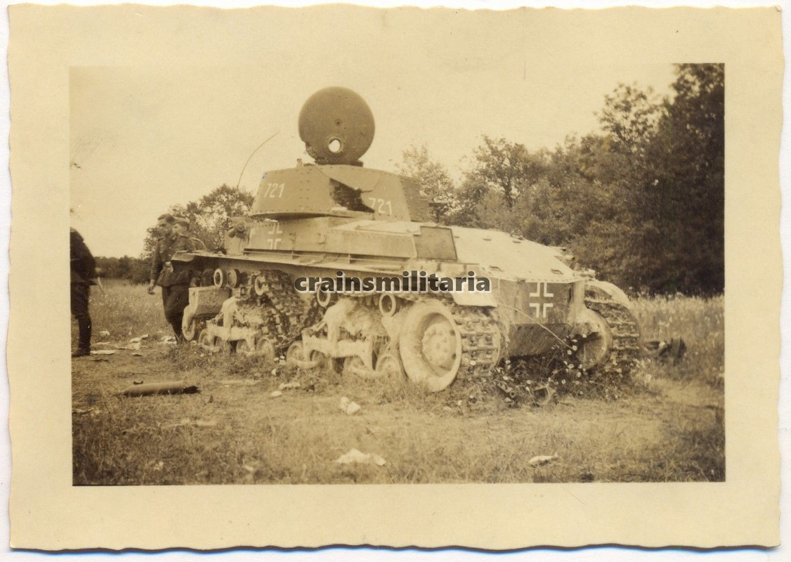 Orig. Foto Soldaten mit tschech. BEUTE Panzer 35 (t) Kennung am Turm Frankreich