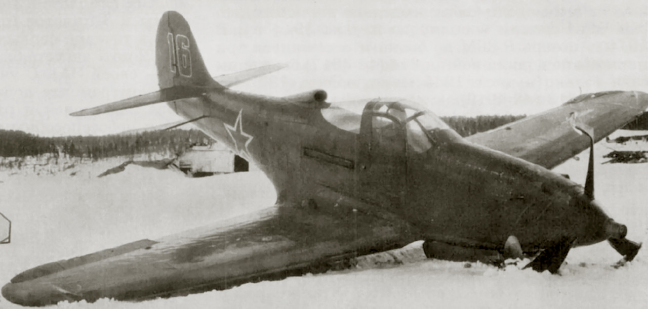 Bell-P-39M-Airacobra-19GvIAP-258IAD-Red-16-taxiing-accident-at-Shongui-Karelian-Front-1944-01