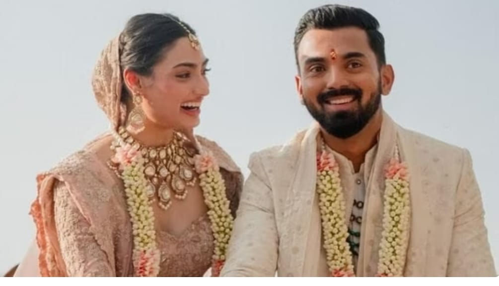 నటి అతియా శెట్టి మ క్రికెటర్ KL రాహుల్ వధూవరులుగా చిత్రాలను పంచుకున్నారు. నటి అతియా శెట్టి మ క్రికెటర్ KL రాహుల్ వధూవరులుగా చిత్రాలను పంచుకున్నారు.