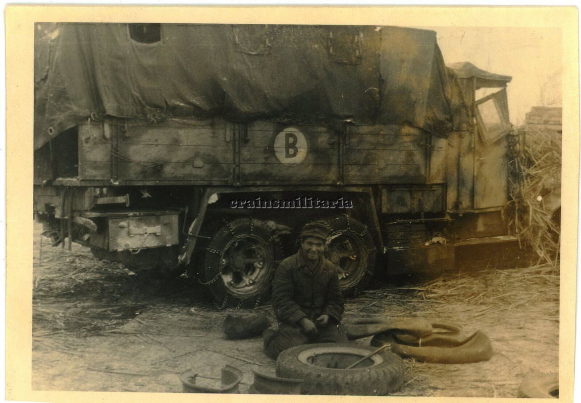 Orig. Foto Lkw mit Tarn Camo in Rumänien 1944