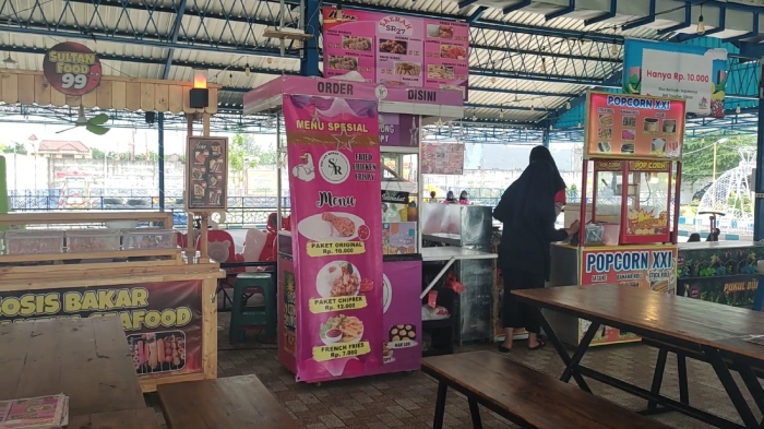 Area foodcourt di Gading Kuning Playground, sarana rekreasi baru di Lamongan, Jawa Timur.