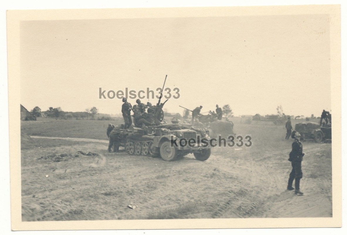 Foto Panzer Halbkette feuert auf russische Flugzeuge mit 2cm Flak Geschütz .