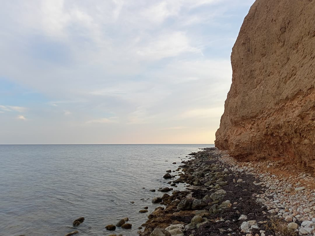 Две подружки зажигают на берегу моря