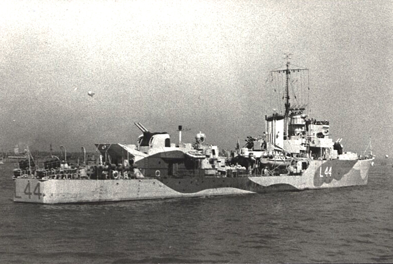 https://i.postimg.cc/cJybN997/HMS-Glaisdale-(L-44)-2.jpg