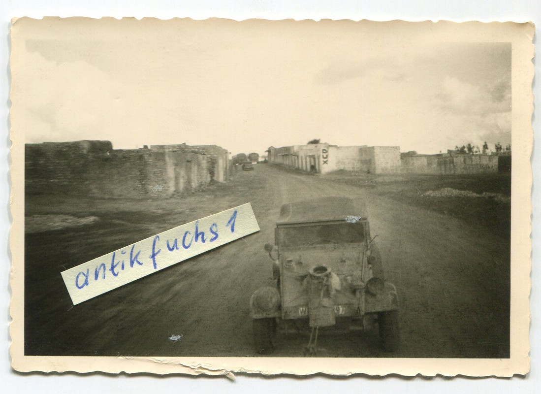 geschundener VW-Kübelwagen des Afrikakorps bei Rückzug in Afrika