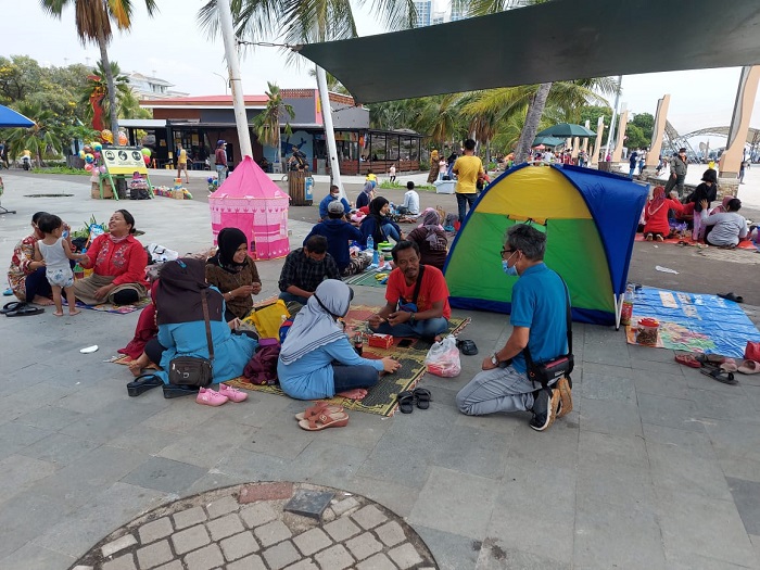 Direksi Ancol (kaos biru), Bapak Agus Sudarno, melakukan pendekatan persuasif kepada pengunjung agar tetap mematuhi protokol kesehatan dengan baik.