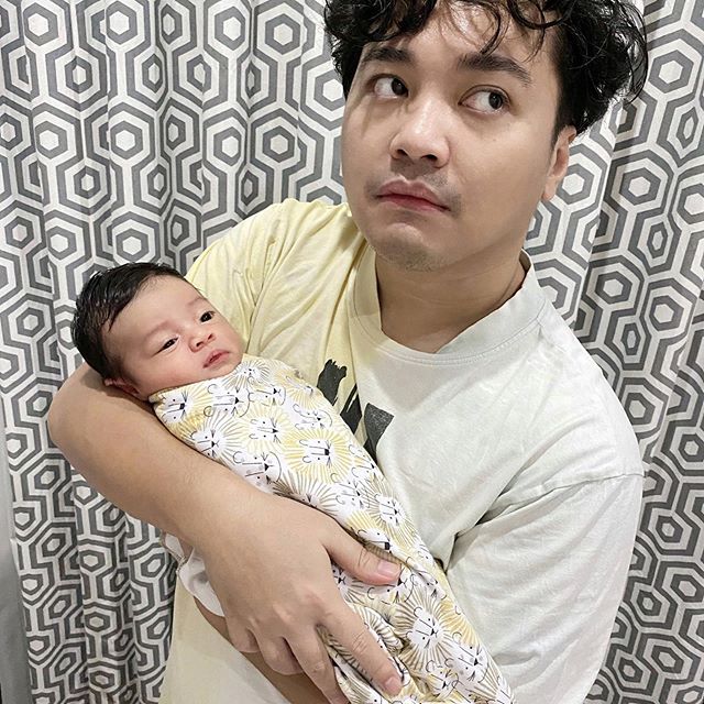 Jadi papa siaga, ini 7 potret suami Rianti Cartwright asuh buah hati