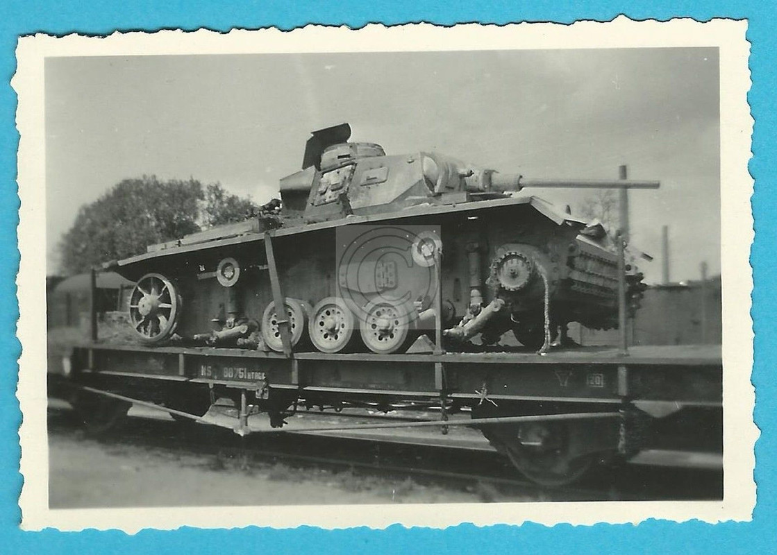 Vormarsch im Osten, zerstörte Panzer werden verl