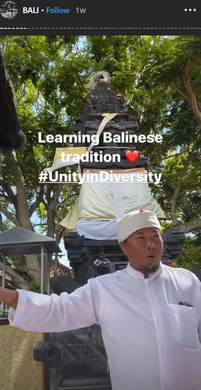 Agnez Mo saat belajar tradisi Bali