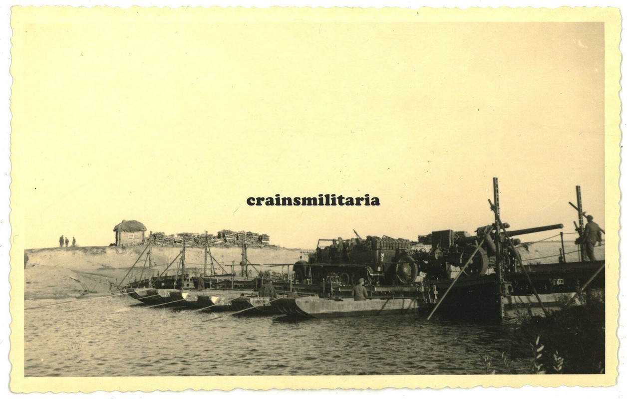 Orig. Foto Halbkette SdKfz mit Artillerie Geschütz auf DESNA Brücke Ukraine