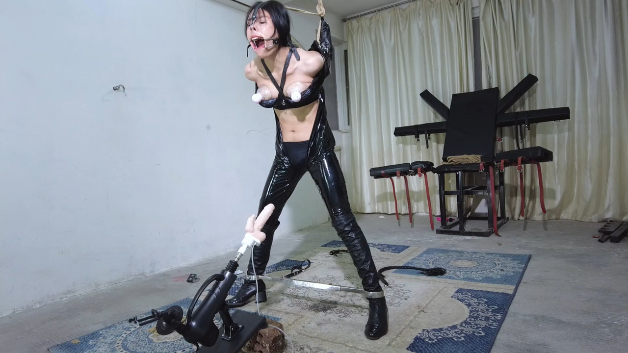 樱束原创 魔鬼审讯胶衣女间谍.mp4_20230403_093732.655