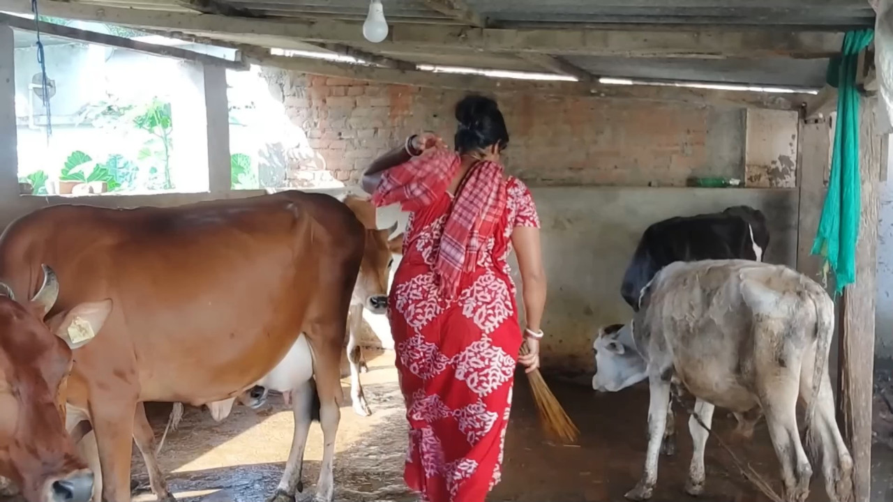 Bengali lady big wet jiggling boobs in red maxi.mp4_snapshot_01.18.570