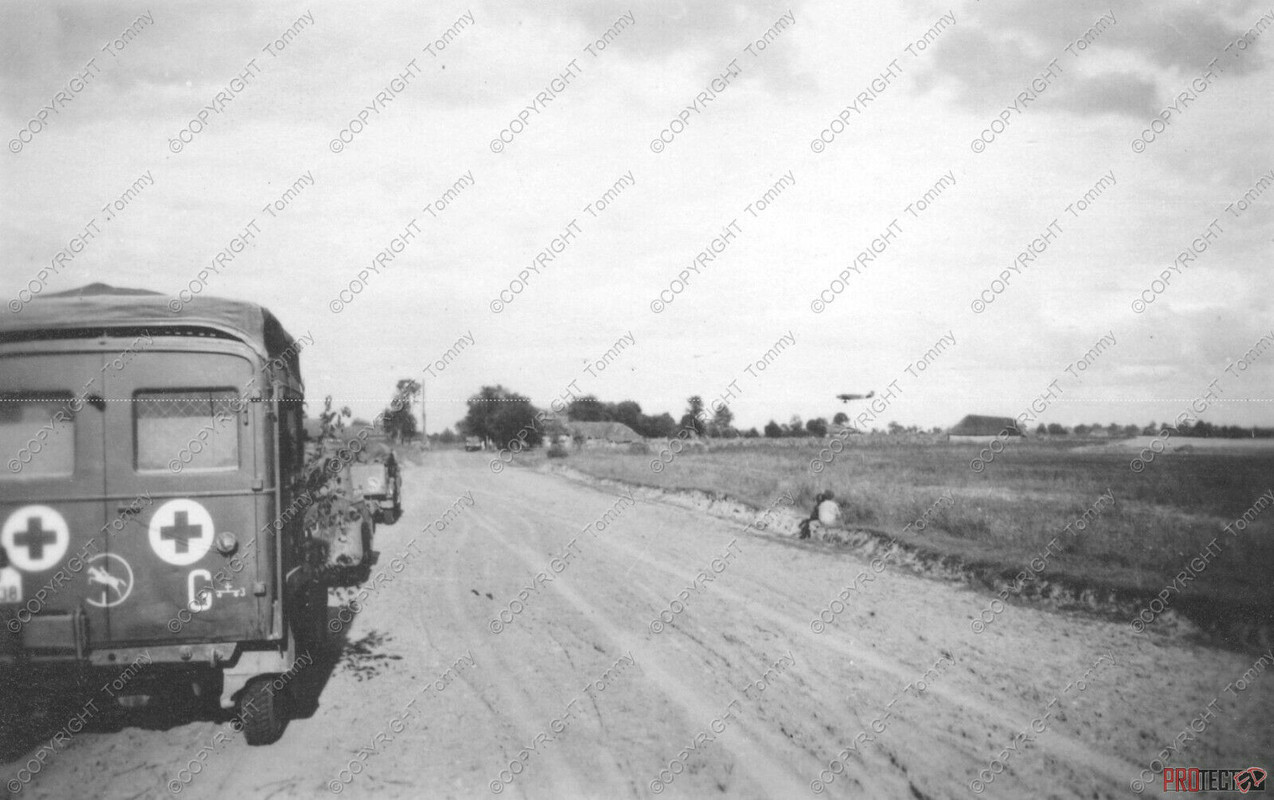 orig Foto Front 24.Panzer Division PKW Soldaten Wappen Vormarsch Sanitäter