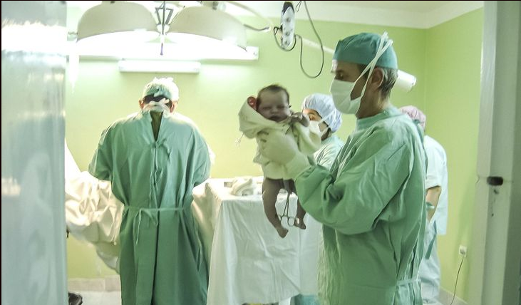 Gydytojai užfiksuoti planuojantys perimti naujagimių globą, kurių tėvai atsisako vitamino K injekcijų