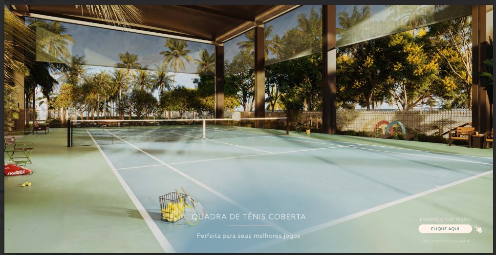 Deck molhado e espreguiçadeiras próximas à piscina