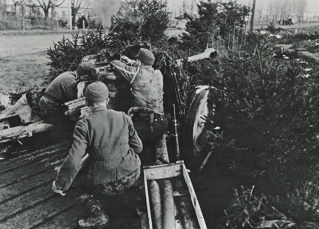 Расчет 75-мм противотанкового орудия PaK 40 ведет бой с советскими войсками в Будапеште. Январь 1945