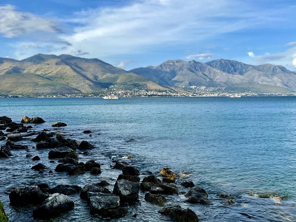 Жаркий сентябрь на побережье Тирренского моря.